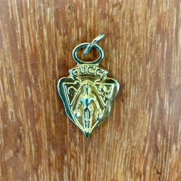 Vintage Gucci Crest Shield Knight Charm Gold - Picture 1 of 3